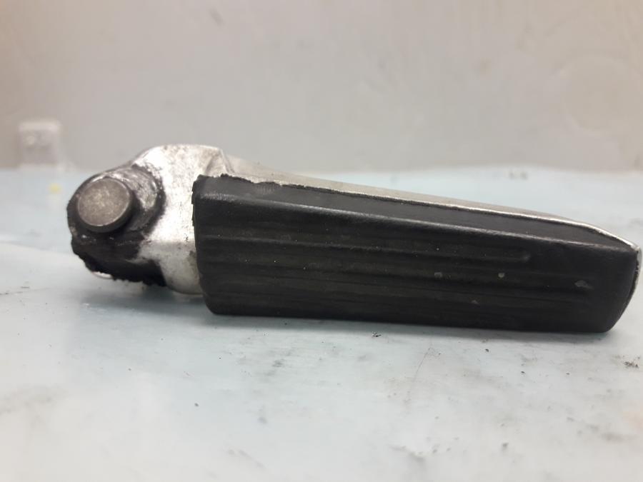 Baksidan på Fotpinne från en Suzuki SV 1000 -2004 motorcykel.