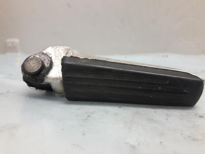 Baksidan på Fotpinne från en Suzuki SV 1000 -2004 motorcykel.