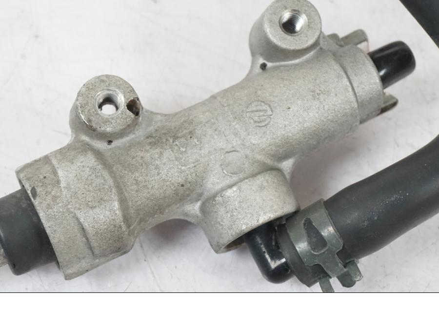 Höger sida på Bromshuvudcylinder från en Suzuki GSX-R 750 -2007 motorcykel.