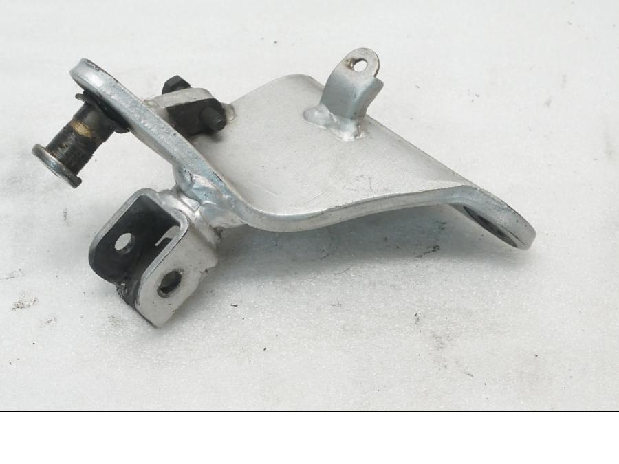 Baksidan på Fotpinnefäste från en Yamaha XVS 650 -2000 motorcykel.