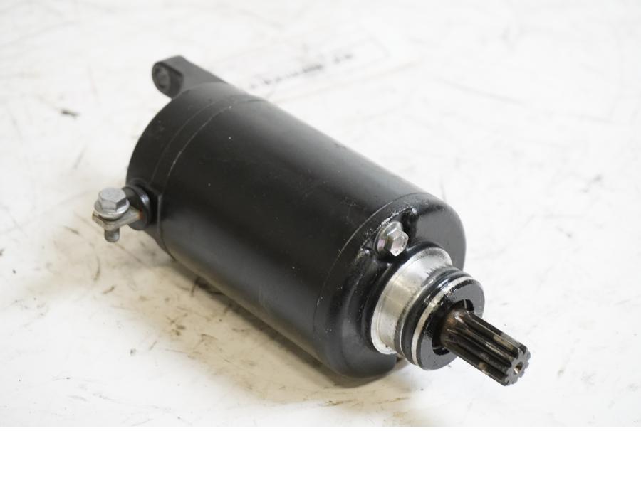 Framsidan på Startmotor från en Triumph Street Triple -2009 motorcykel.