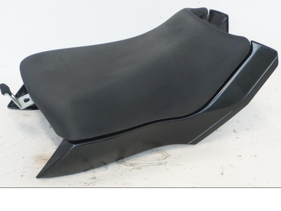 Vänster sida på Sadel från en Kawasaki ER-6N -2012 motorcykel.