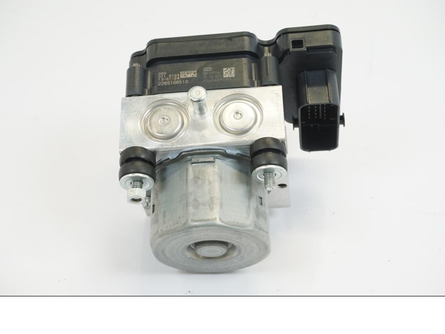 Vänster sida på ABS Modulator från en KTM 1190 Adventure -2013 motorcykel.