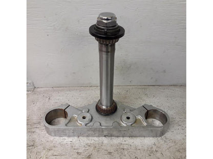 Framsidan på Gaffelkrona från en Suzuki VZ 1600 -2005 motorcykel.