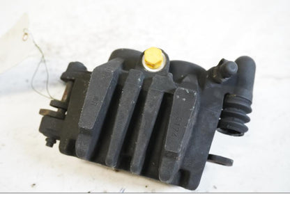 Baksidan på <p>Bromsok vänster fram från Kawasaki ER-6N ABS 2011.</p>

<p>Tokico. Två kolvs ok. Okej skick.</p> motorcykel.