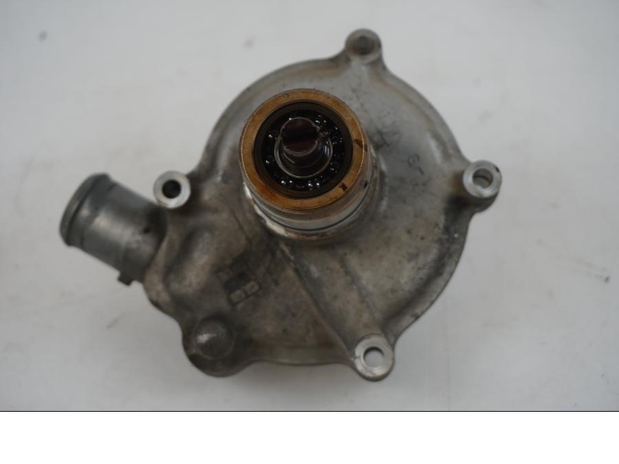 Höger sida på Vattenpump från en Yamaha FJR 1300 -2005 motorcykel.