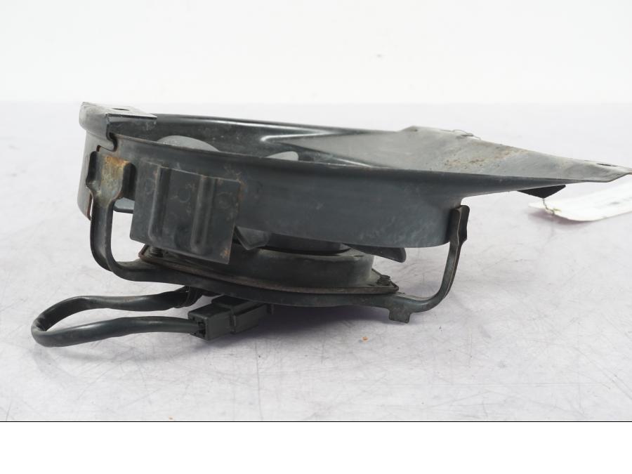 Höger sida på Vattenkylfläkt från en Yamaha TDM 850 -1998 motorcykel.