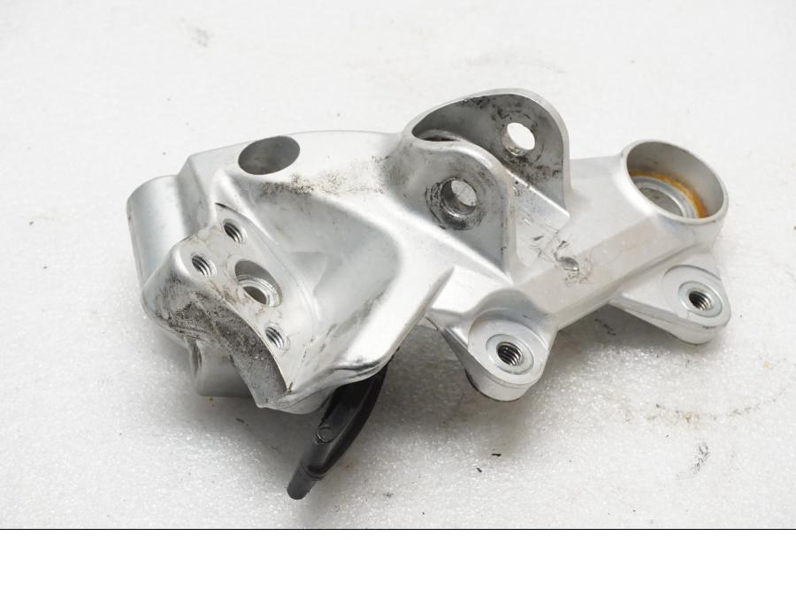 Framsidan på Fotpinnefäste från en KTM 690 SMCR -2019 motorcykel.