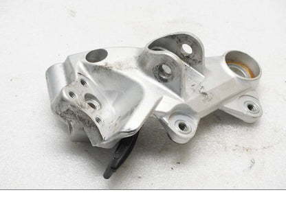 Framsidan på Fotpinnefäste från en KTM 690 SMCR -2019 motorcykel.