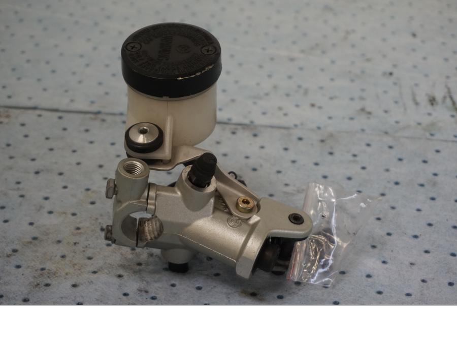 Snett nerifrån på Bromshuvudcylinder från en KTM 690 Duke -2008 motorcykel.