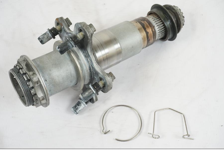 Framsidan på Axel från en KTM 1290 Super Duke R -2015 motorcykel.