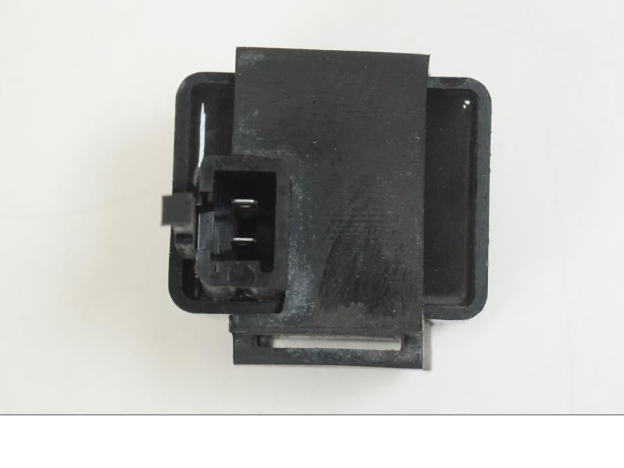 Snett nerifrån på Blinkersrelä från en Suzuki VS 1400 -1999 motorcykel.