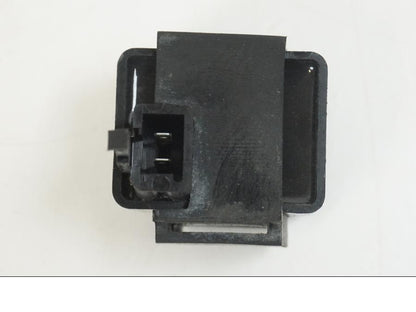 Snett nerifrån på Blinkersrelä från en Suzuki VS 1400 -1999 motorcykel.