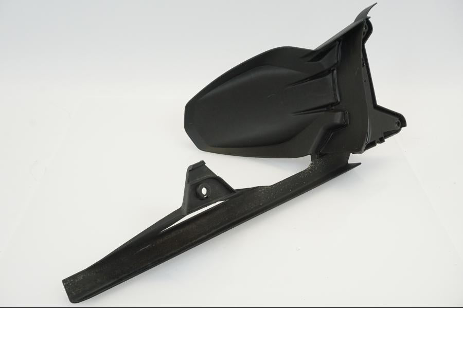 Snett uppifrån på Kedjeskydd från en KTM 1290 Super Duke -2020 motorcykel.