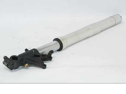 Snett nerifrån på Gaffelben från en Honda CBR 900 RR -2002 motorcykel.