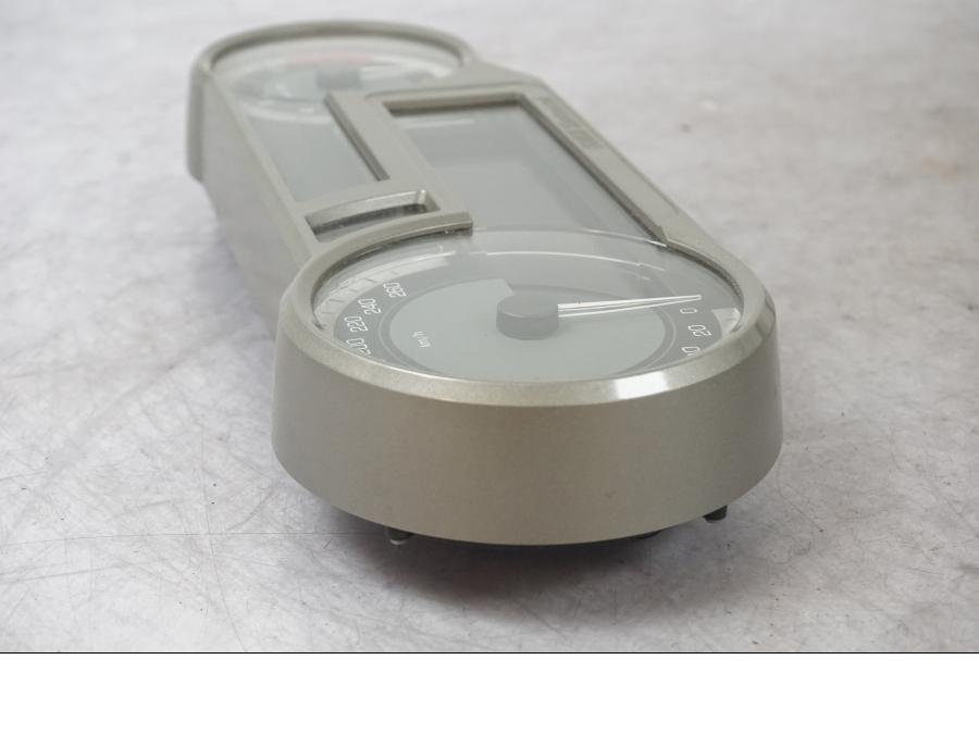 Snett nerifrån på Instrumentpanel från en BMW K 1600 GTL -2015 motorcykel.