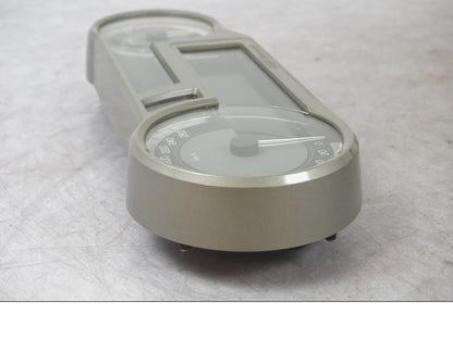 Snett nerifrån på Instrumentpanel från en BMW K 1600 GTL -2015 motorcykel.