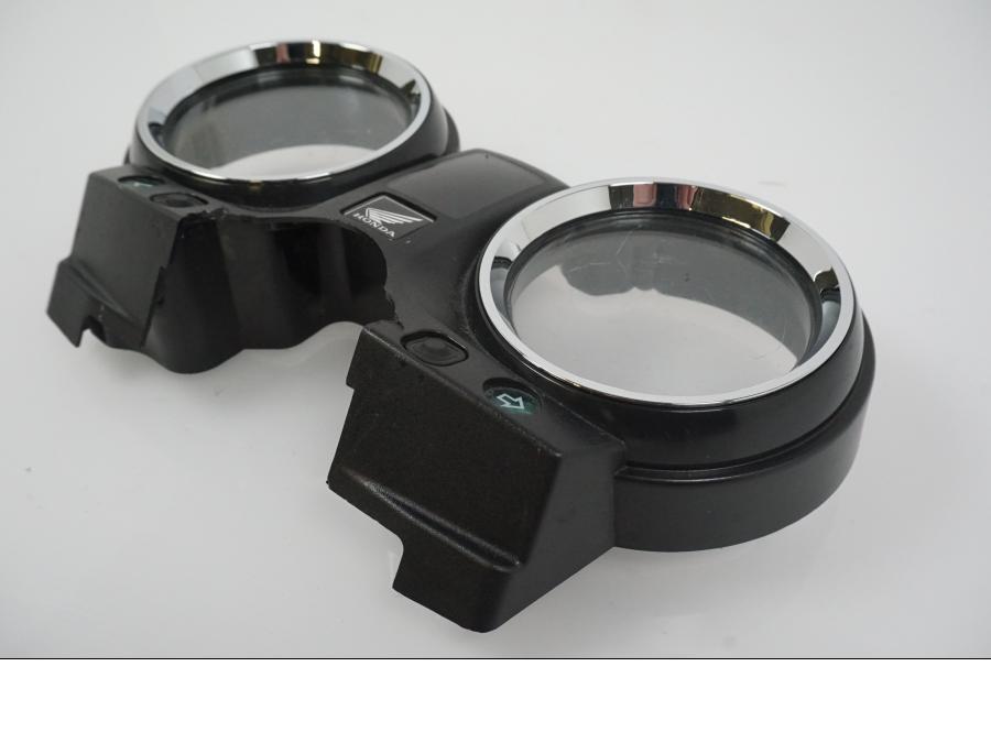 Baksidan på Instrumentfront från en Honda CB 900 F -2003 motorcykel.