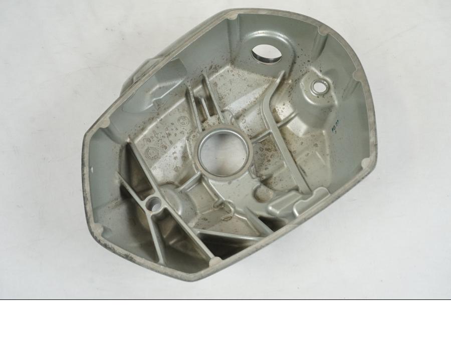Snett nerifrån på Ventilkåpa från en BMW R 1200 R -2012 motorcykel.