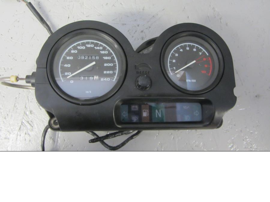 Framsidan på Instrumentpanel från en BMW R 1150 RT -2003 motorcykel.