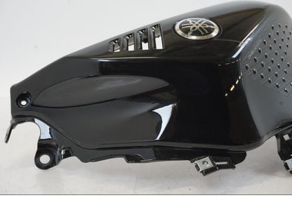 Vänster sida på Tankkåpa från en Yamaha YZF R7 -2022 motorcykel.