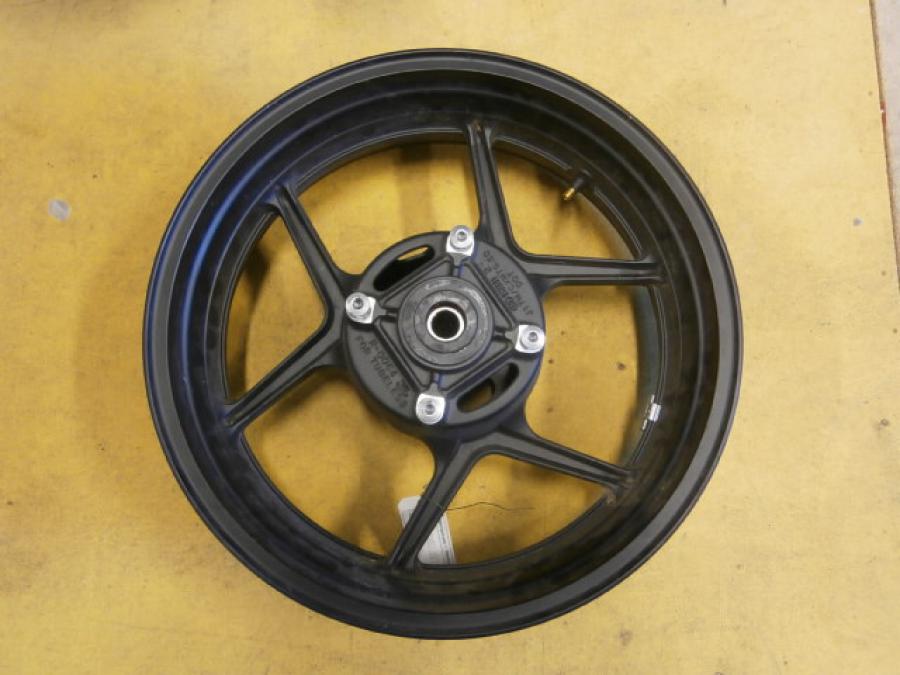 Framsidan på Fälg från en Kawasaki Z 750 -2008 motorcykel.