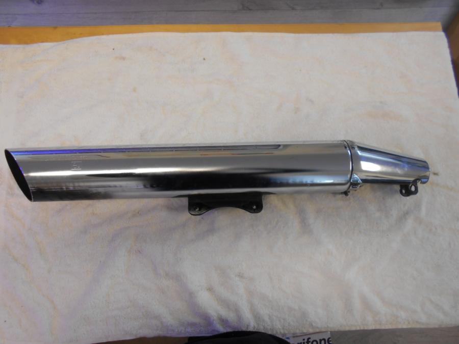 Framsidan på Ljuddämpare från en Suzuki VZ 800 -2005 motorcykel.