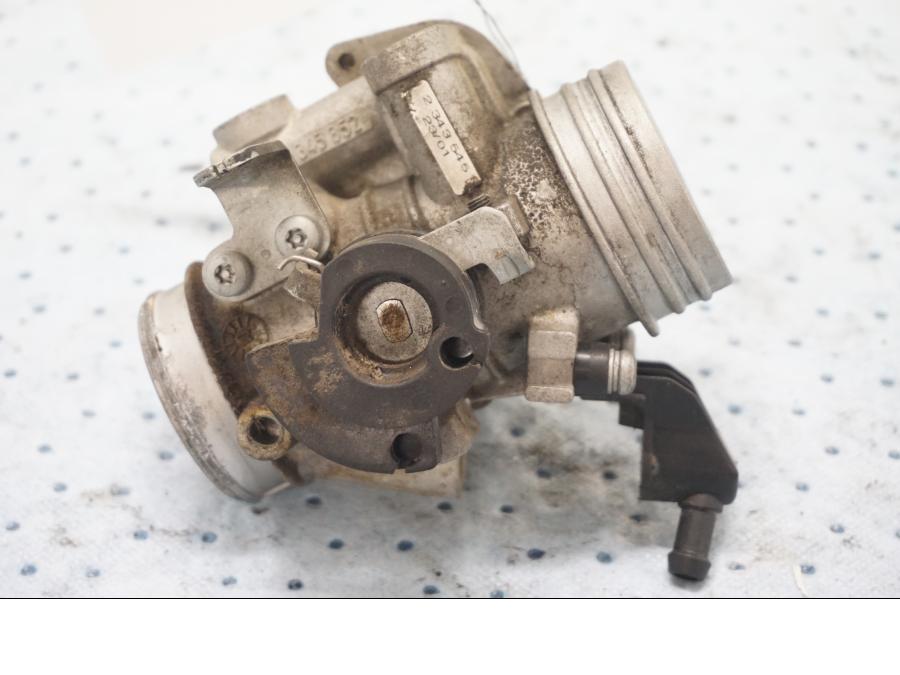 Framsidan på Spjällhus från en BMW F 650 GS -2001 motorcykel.