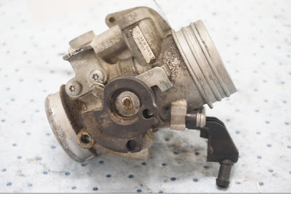 Framsidan på Spjällhus från en BMW F 650 GS -2001 motorcykel.