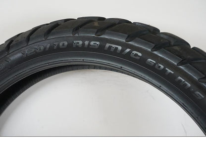 Snett uppifrån på <p>Begagnad däck av märket Metzeler.</p>

<p>Modell Karoo 3.</p>

<p>Dimension 120/70 R 19 M/C 60T M S. </p>

<p>Mönsterdjup ca: 40% kvar.</p>

<p>Tillv: Vecka 4, år 2019.</p> moped.