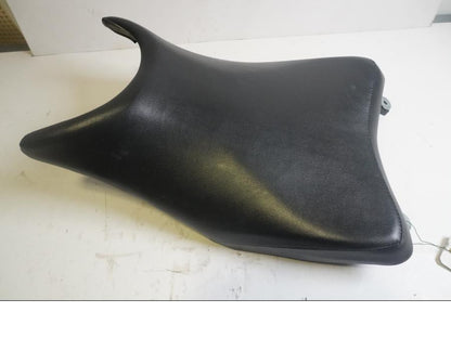 Baksidan på Sadel från en Honda CBR 125 R -2011 motorcykel.