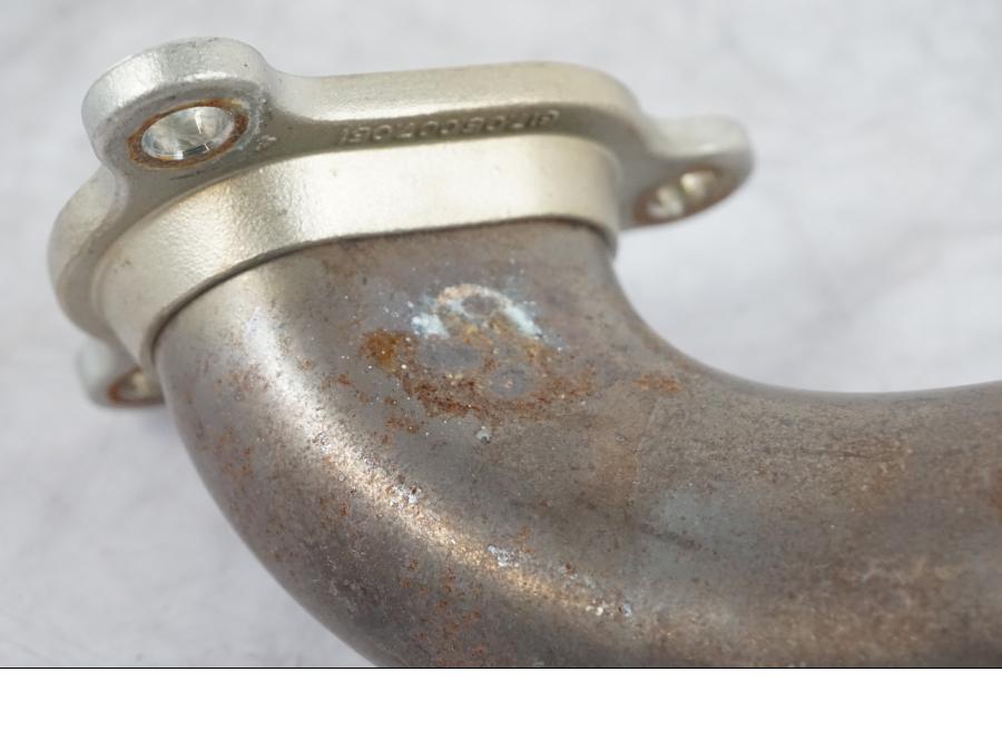 Snett nerifrån på Grenrör från en KTM 1290 Super Duke R -2022 motorcykel.