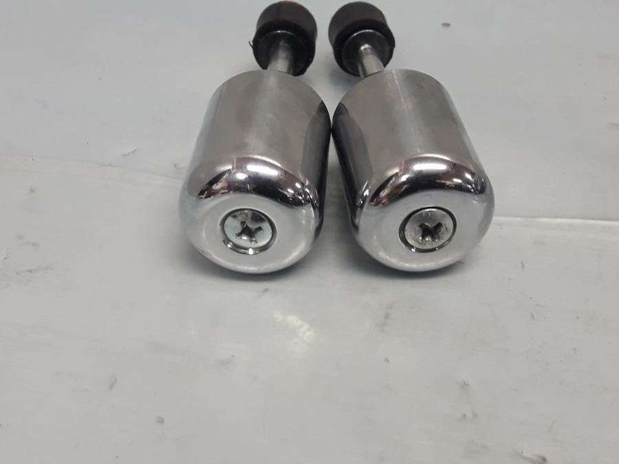 Framsidan på Styrvikt från en Suzuki VL 800 -2009 motorcykel.