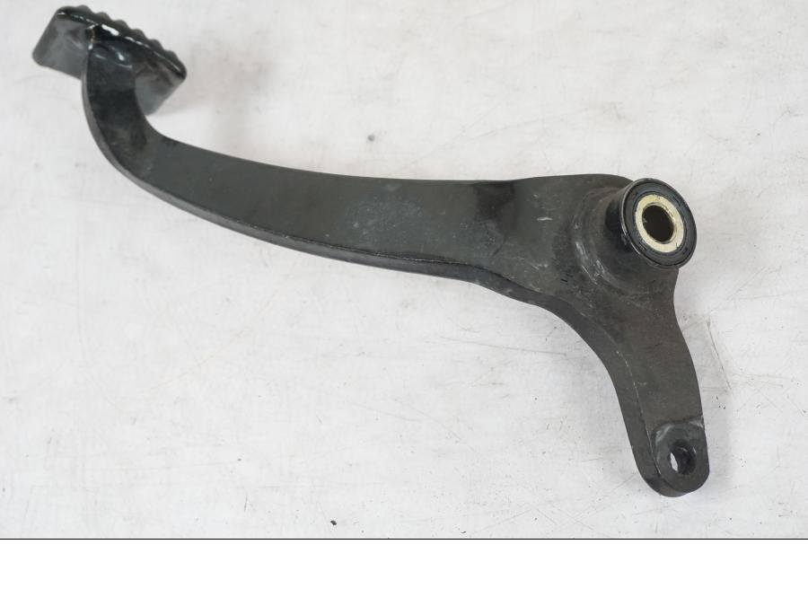 Snett uppifrån på Bromspedal från en Honda VT 600 C -1998 motorcykel.