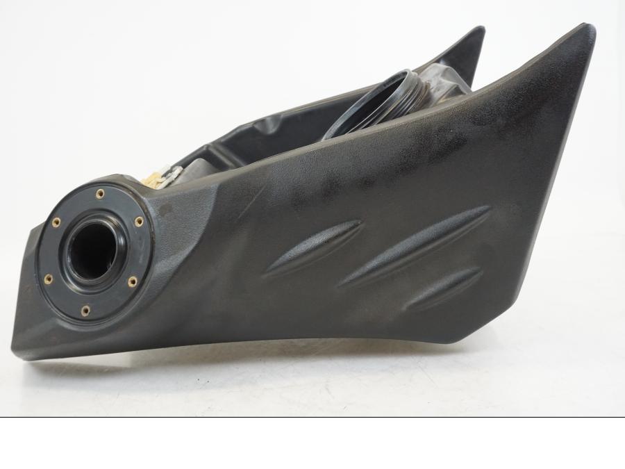 Vänster sida på Bensintank från en BMW F 650 CS -2003 motorcykel.