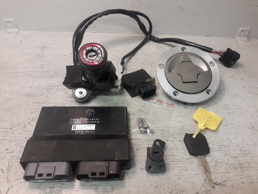 Framsidan på Låssats från en Kawasaki ZX-6R -2008 motorcykel.