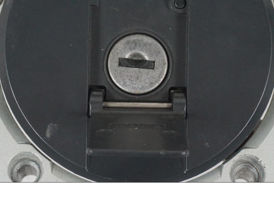 Snett uppifrån på <p>Låssats från Suzuki SV 1000 S 2004.</p>

<p>1st nyckel, tanklock, sadellås och tändningslås.</p> motorcykel.