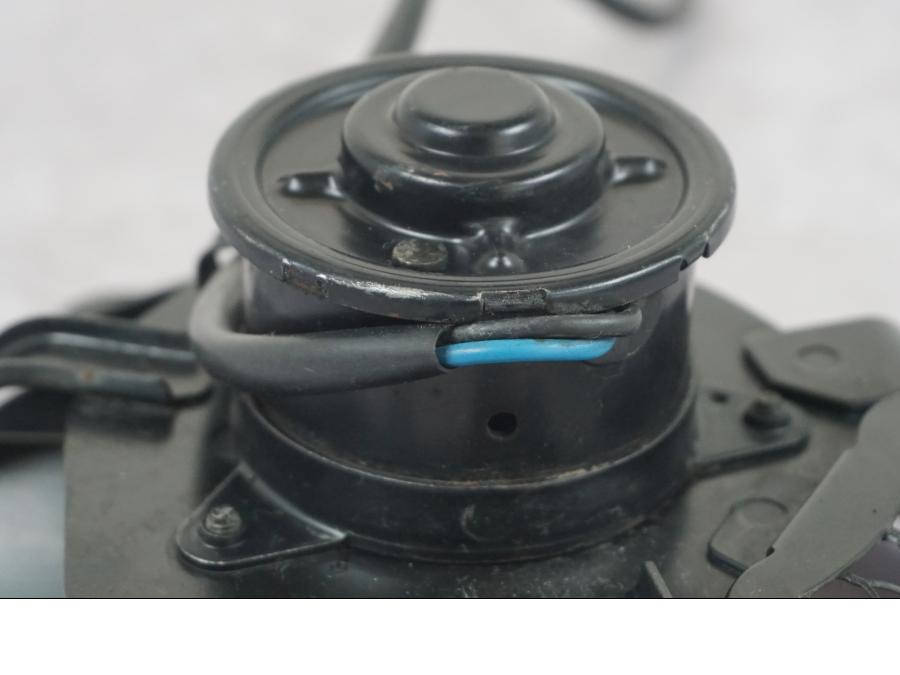 Snett uppifrån på Vattenkylfläkt från en Suzuki SV 650 -1999 motorcykel.