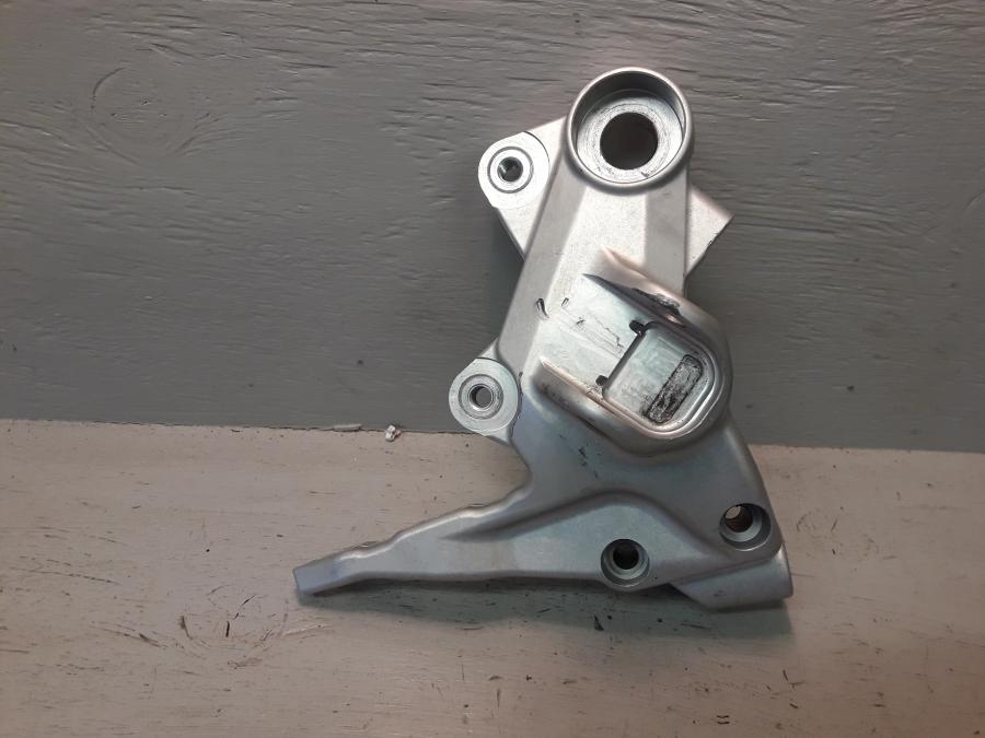 Framsidan på Fotpinnefäste från en KTM 690 SMC -2016 motorcykel.