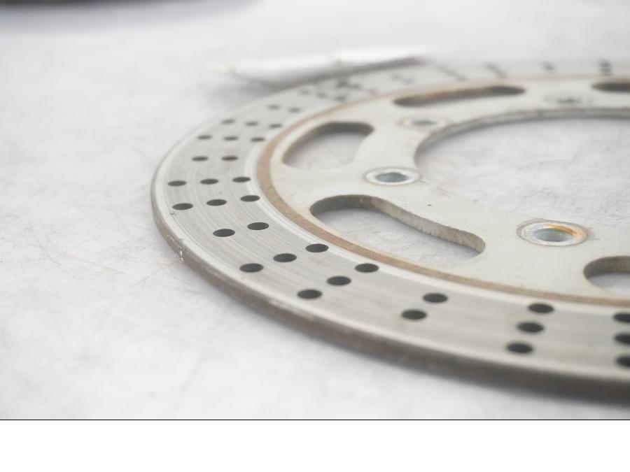 Vänster sida på Bromsskiva från en Kawasaki VN 800 -1995 motorcykel.