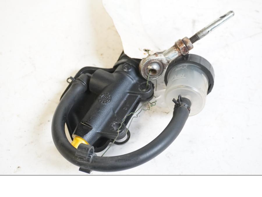 Baksidan på Bromshuvudcylinder från en KTM 690 Duke -2013 motorcykel.