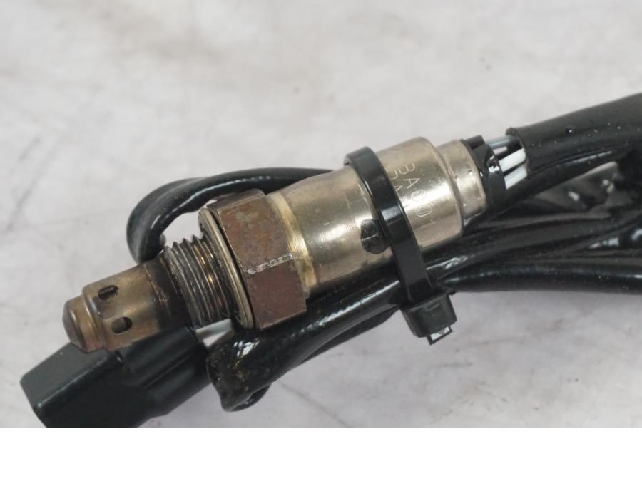 Snett uppifrån på Lambdasond från en KTM 1290 Super Duke R -2022 motorcykel.