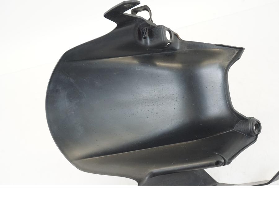 Snett nerifrån på Svingskärm från en Yamaha MT-09 -2021 motorcykel.