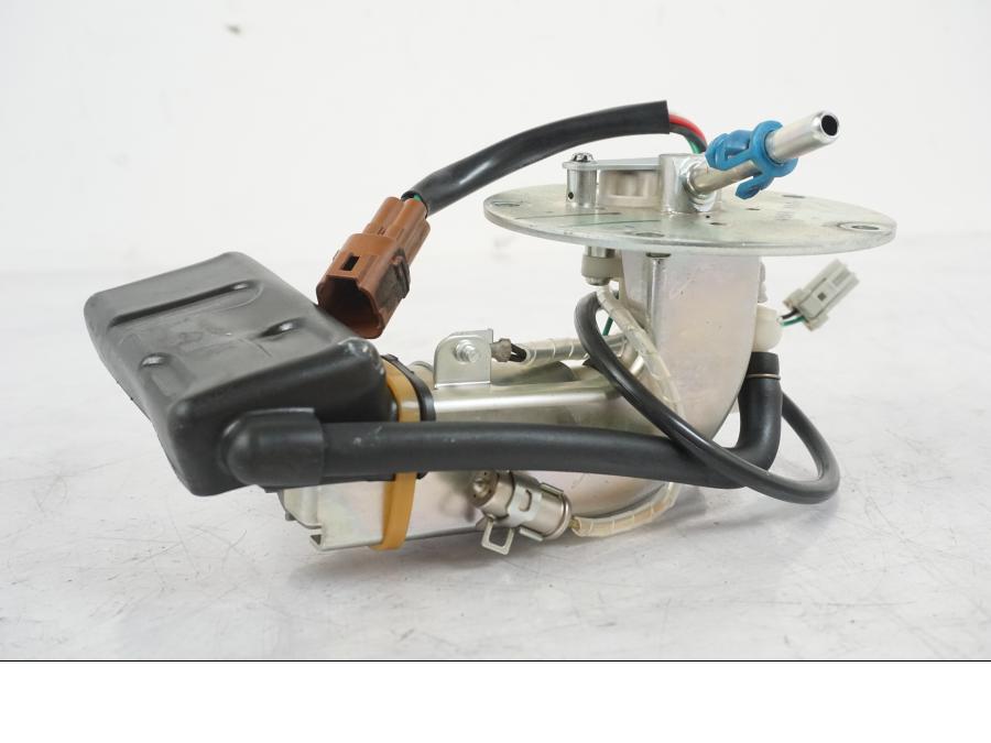 Vänster sida på Bensinpump insprut från en Suzuki VZR 1800 -2009 motorcykel.