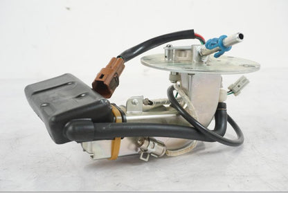 Vänster sida på Bensinpump insprut från en Suzuki VZR 1800 -2009 motorcykel.