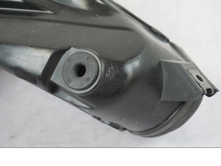 Snett nerifrån på Luftrör från en Suzuki GSX-R 750 -2006 motorcykel.