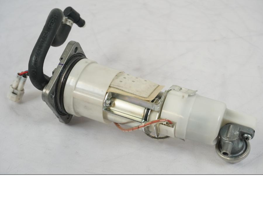 Vänster sida på Bensinpump insprut från en KTM 1290 Super Duke R -2018 motorcykel.