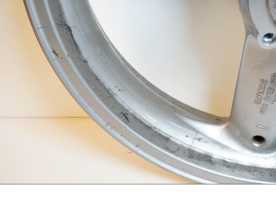 Extrabild3 på Fälg från en Triumph Sprint RS -2004 motorcykel.