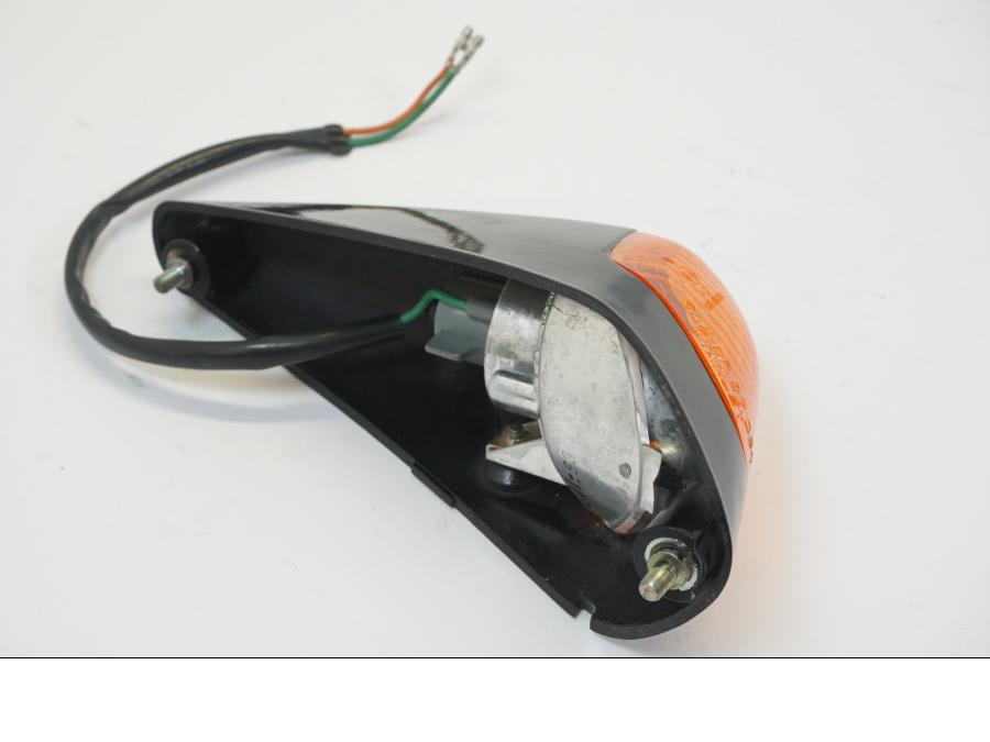 Vänster sida på <p>Blinkers vänster fram från Honda VFR 750 F 1988.</p>

<p>Okej skick. Små skrapat hus se bild.</p> motorcykel.