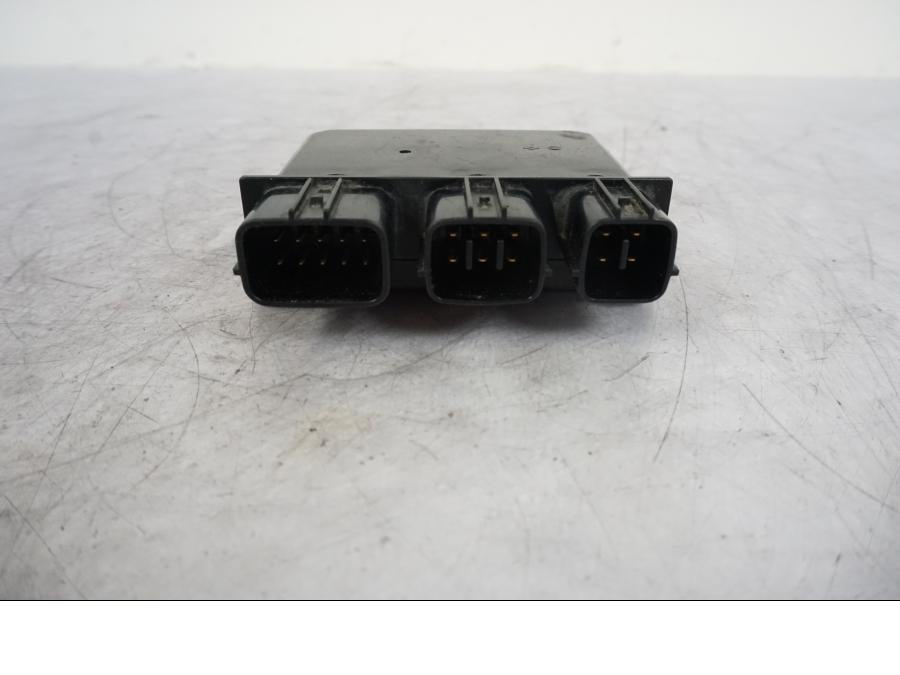 Snett uppifrån på Reläbox från en Kawasaki Versys 650 -2014 motorcykel.